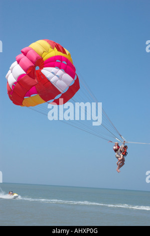 Il parasailing, Batu Ferringhi Beach, Penang, Malaysia, Foto Stock