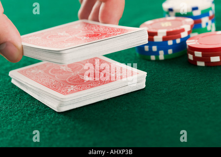 Il taglio di carte sul tavolo del poker Foto Stock