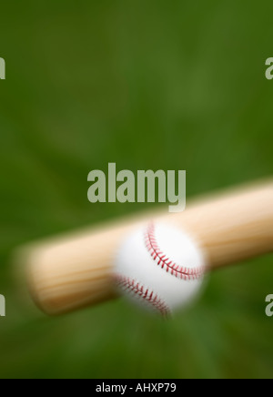 Primo piano della bat di colpire il baseball Foto Stock