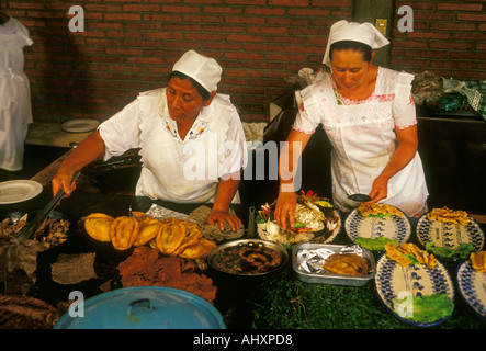 Donne messicane, cuochi, la cottura, la preparazione del cibo messicano, alimenti e bevande, ristorante messicano, la Capilla Ristorante, Zaachila, Stato di Oaxaca, Messico Foto Stock