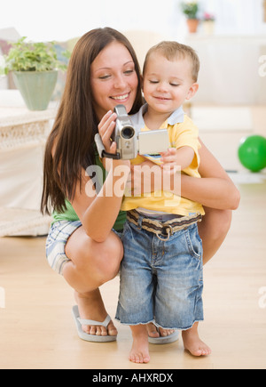 La madre e il bambino guardando la telecamera video Foto Stock
