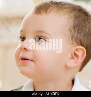 Close up baby guardando a lato Foto Stock