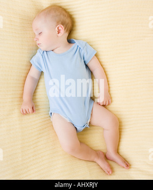 Il bambino che dorme sul letto Foto Stock