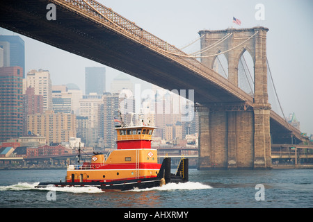 Barca sotto il ponte di Brooklyn, New York City Foto Stock