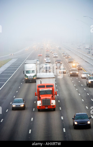 Il traffico su autostrada di grandi dimensioni Foto Stock