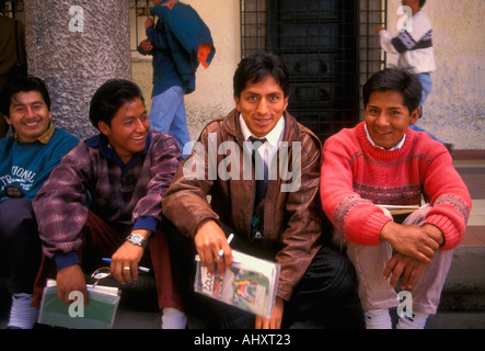 Ecuadorans Ecuadoran, studenti, studenti del campus, campus, università centrale, la città di Quito, Quito Pichincha Provincia, Ecuador, Sud America Foto Stock