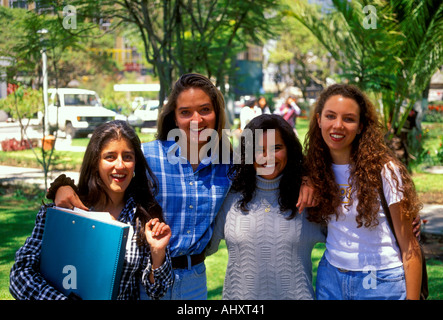 4, quattro giovani donne adulte, studenti universitari, studenti universitari, studenti, università cattolica, Quito Pichincha provincia, ecuador, SUD AMERICA Foto Stock
