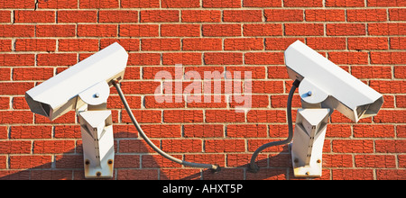 Le telecamere di sicurezza su un muro di mattoni Foto Stock