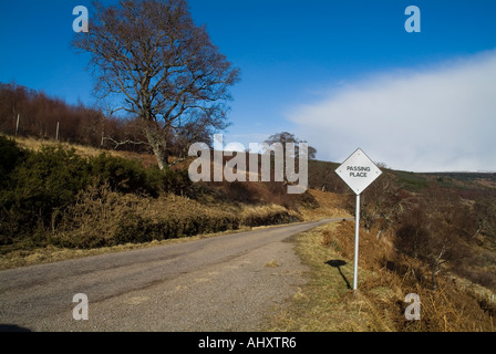 Dh STRATH BRORA SUTHERLAND passando segno posto sulla via unica strada di campagna Foto Stock