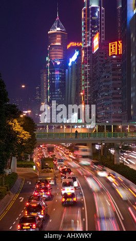 Hong Kong Freeway e grattacieli di notte , Cina Foto Stock