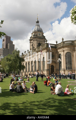 Persone rilassante in St Philips Square contenente Philips St Cattedrale Anglicana a Birmingham REGNO UNITO Foto Stock