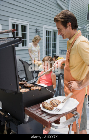 Famiglia barbecue sul ponte Foto Stock