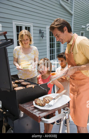 Famiglia barbecue sul ponte Foto Stock
