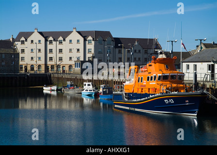 Dh angolo forno KIRKWALL ORKNEY RNLI scialuppa di salvataggio e piccole imbarcazioni a fianco di banchina Foto Stock