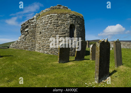 dh St Nicholas Chiesa ORPHIR ORKNEY Round Kirk navata centrale rovina e lapidi nel cimitero di Orphir scapa viking Foto Stock