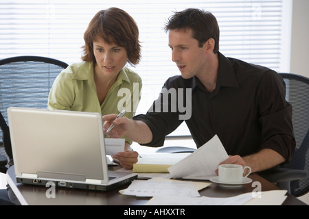 Paio di pagare le bollette online Foto Stock