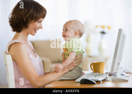 La madre e il bambino a sorridere a ogni altro Foto Stock