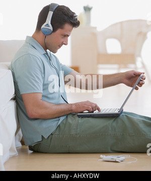 Man digitando su laptop Foto Stock