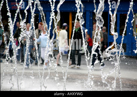 Gli amanti dello shopping visto attraverso fontane in Piazza Williamson Liverpool Foto Stock