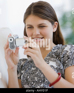 Ragazza mettere soldi in portafoglio Foto Stock