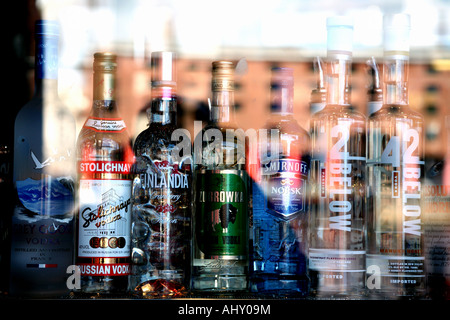 Varietà di vodka sul display nella finestra della barra in Liverpool Albert Dock Foto Stock