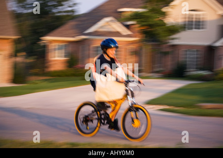 Supporto quotidiano offrendo quotidiani Foto Stock