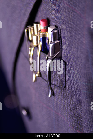 Fila di penne e matite in tuta pocket Foto Stock