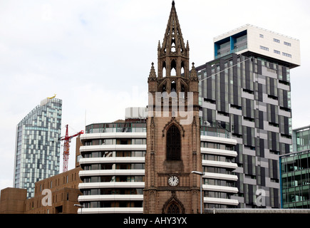 Vecchi e nuovi edifici nel centro di Liverpool Foto Stock