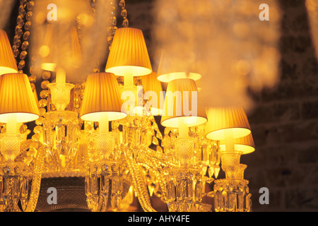 Uno dei lampadari di cristallo a Baccarat Ristorante "Le Cristal Room", nella vecchia sala da pranzo. Lampadari di cristallo e bicchieri. Progettato da Philippe Starck. Foto Stock