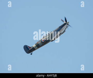 Spitfire esegue l'acrobazia su Goodwood Foto Stock