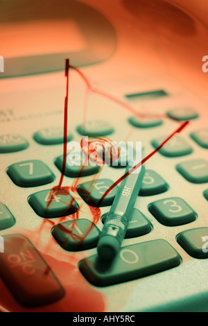 Calcolatrice con lampadina e matita Foto Stock