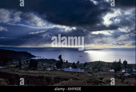 Nuvole temporalesche all'alba su Isola Amantani, il lago Titicaca, Perù Foto Stock