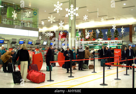 Aeroporto di Dublino il check in e area ricevimento per i voli in tutto il mondo. Le decorazioni di Natale. Irlanda Eire Foto Stock