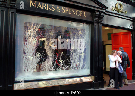 Gli amanti dello shopping a Natale su Grafton Street Dublin city centre Irlanda UE Foto Stock