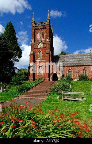 Pietra arenaria rossa costruito la chiesa al Collaton St Mary vicino a Paignton South Devon England su un luminoso giorno di estate Foto Stock