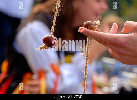 Mani disegnare la stringa stretto come un gioco di conkers inizia in Ferring, West Sussex. Foto da Jim Holden. Foto Stock