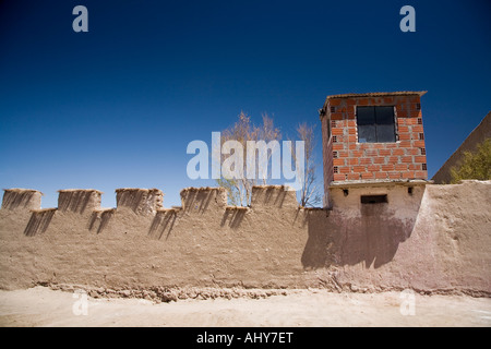 Pareti di fango attorno alla caserma di Uyuni Foto Stock