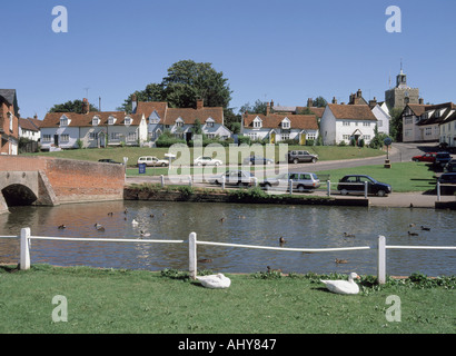 Finchingfield villaggio verde e uno stagno che mostra l'influenza del parcheggio auto su rurale vista Foto Stock