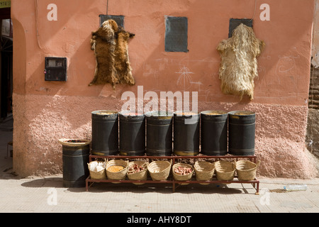 Le spezie e le pelli in strada al di fuori di un vecchio negozio di Marrakech Foto Stock