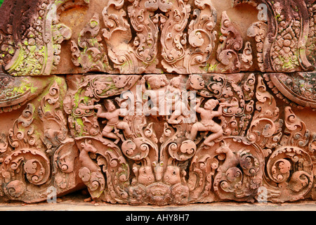 Dettagli scolpiti a Banteay Srei tempio complesso, vicino a Siem Reap, Cambogia Foto Stock
