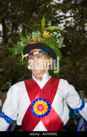 Maschio ballerino Morris con anta rosso ballando per le strade di York Foto Stock