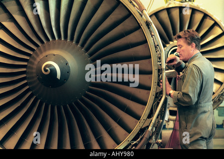 Aero engineer lavorando su un CFM 56 5A3 del motore a getto ad una struttura di servizio nel Regno Unito Foto Stock