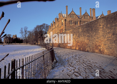 Vista della coperta di neve Dead Mans a piedi e Merton College Foto Stock