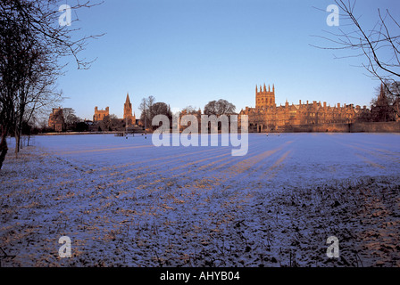 Vista su tutta coperta di neve prato della Chiesa di Cristo Merton e il Corpus Christi College Foto Stock