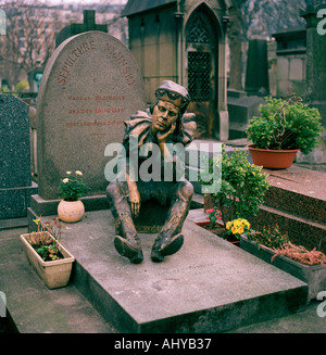 La tomba del russo ballerino e coreografo Vaslav Nijinsky nel cimitero di Montmartre a Parigi in Francia. Foto Stock