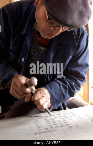 Una minoranza di Dong uomo carving calligrafia su una lastra di pietra in Chengyang provincia di Guangxi in Cina 2005 Foto Stock