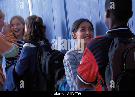 Un gruppo di multi razziale studenti appendere fuori in una scuola media in corridoio Foto Stock