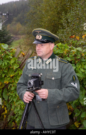 Ritratto 1940 esercito militare uniforme uomo. Nazis.WW2 ha indossato il soldato tedesco in uniforme in tempo di guerra sulla North Yorkshire Railway a Pickering, Regno Unito Foto Stock