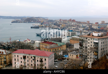Vista panoramica sulla città e sul porto di Vladivostok in Russia Foto Stock