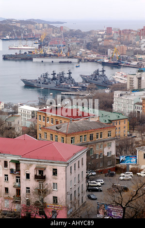 Vista sulla città e sul porto di Vladivostok con navi militari al di ancoraggio in Russia Foto Stock